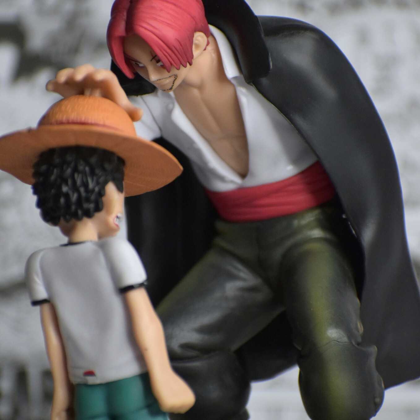 SoulAbiti One Piece Action Figure Set Monkey D Luffy and Shanks (18 cm) in Iconic Moment Shanks Passing on The Pirate King's Hat to Young Luffy of Straw hat Pirates Multicolor - SoulAbiti
